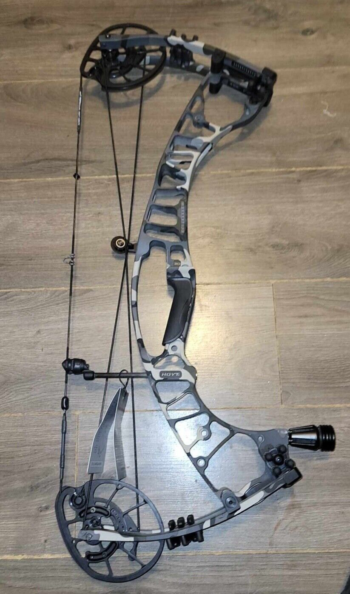 NEW HOYT VENTUM PRO 30 BOW – 25″-30″ 70lbs