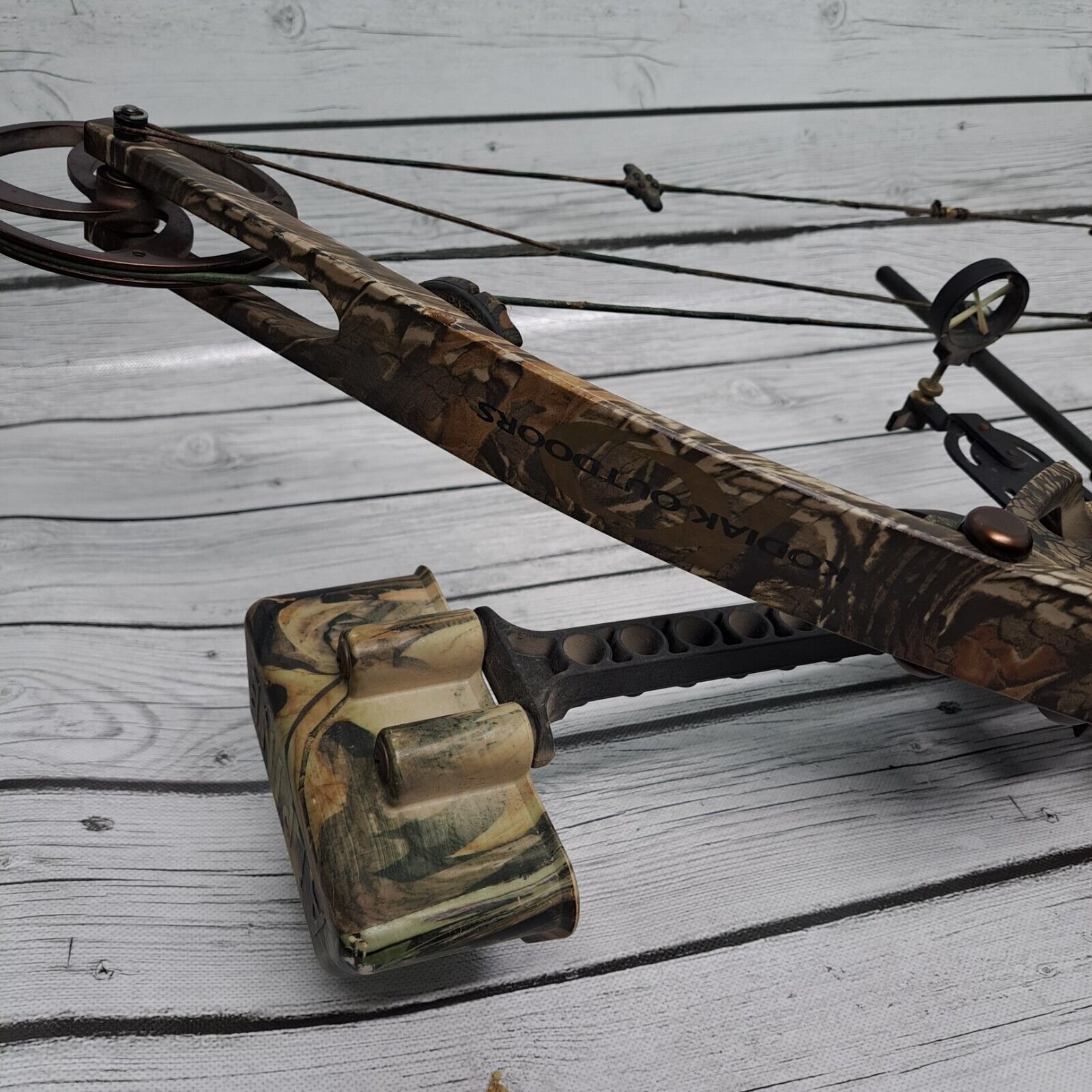 Kodiak Outdoor Compound Bow Logic 32 Right Handed 10